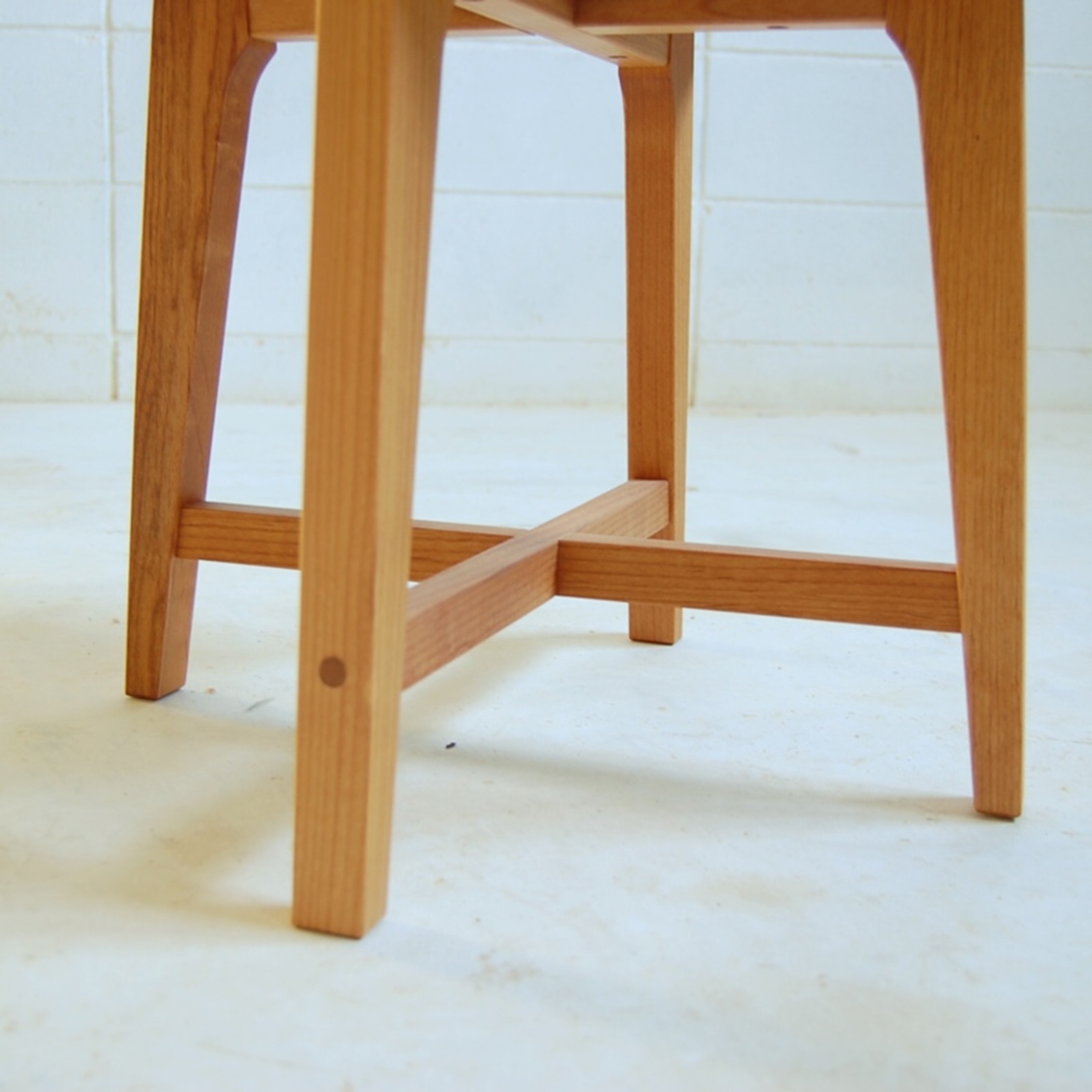 3本脚の丸テーブルと折れ脚ローテーブル。と、スツール