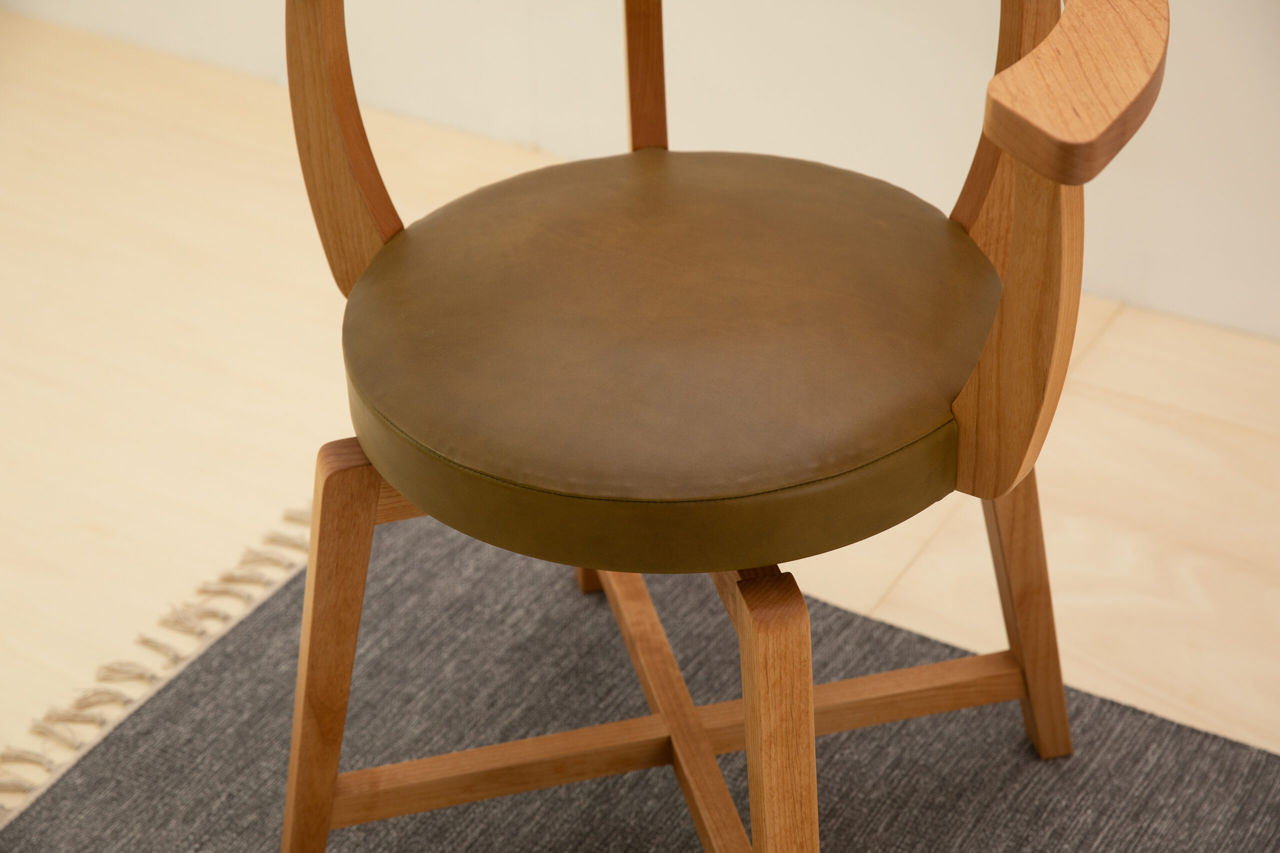 渋いオールマイティーな椅子。｜ikususu FURNITURE｜無垢材家具 