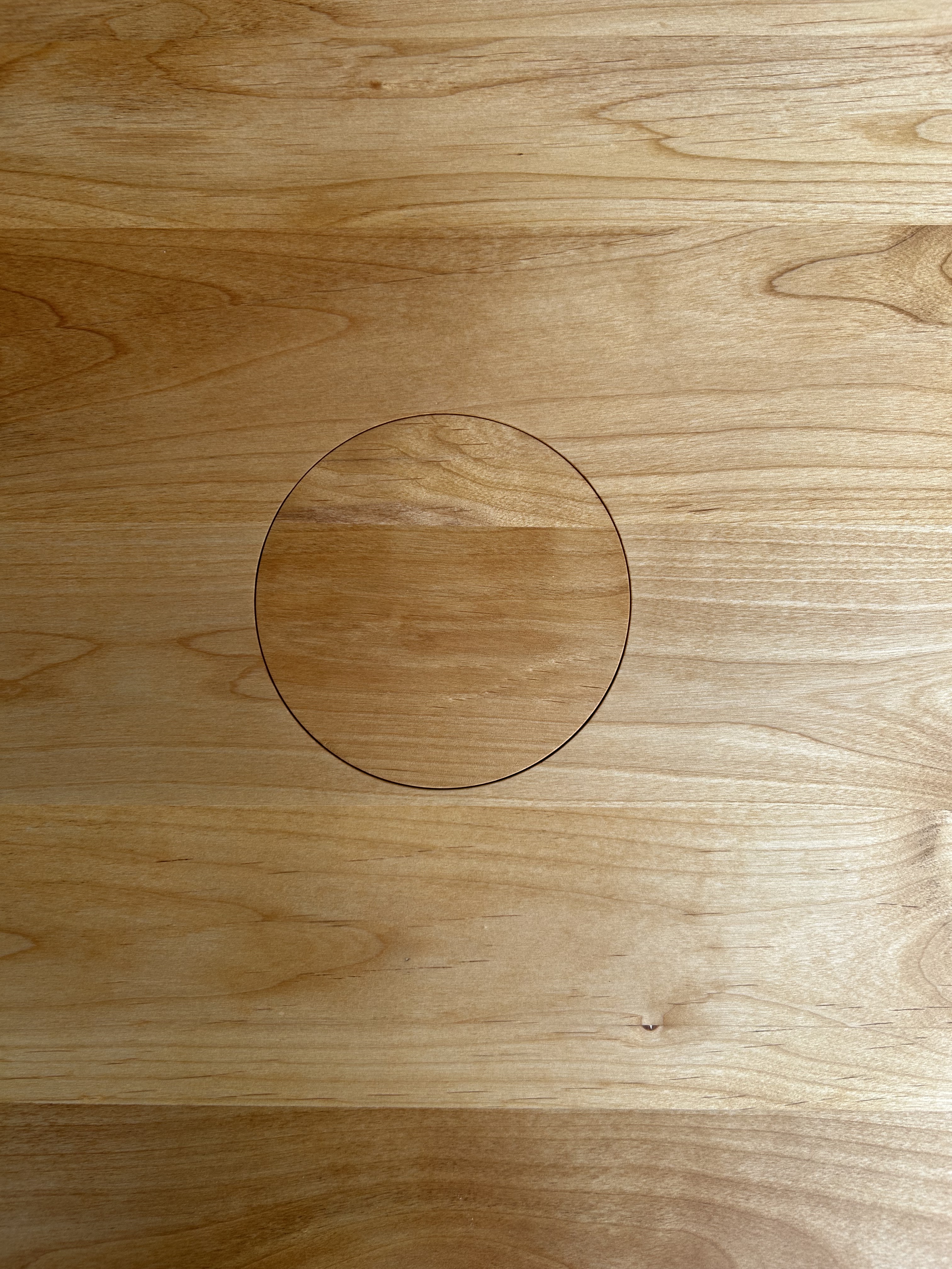 猫と暮らす。仕掛けのあるテーブル