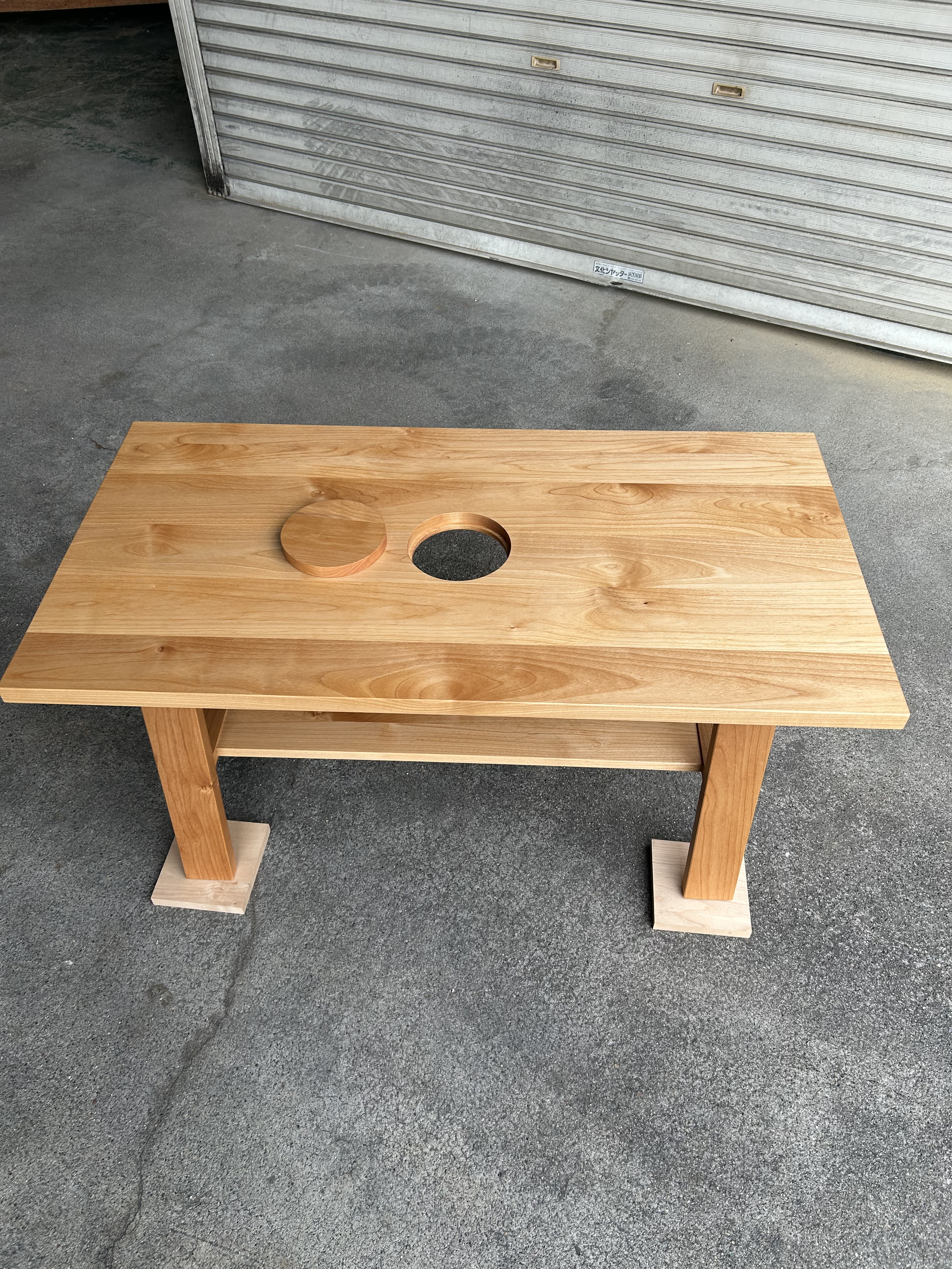 猫と暮らす。仕掛けのあるテーブル