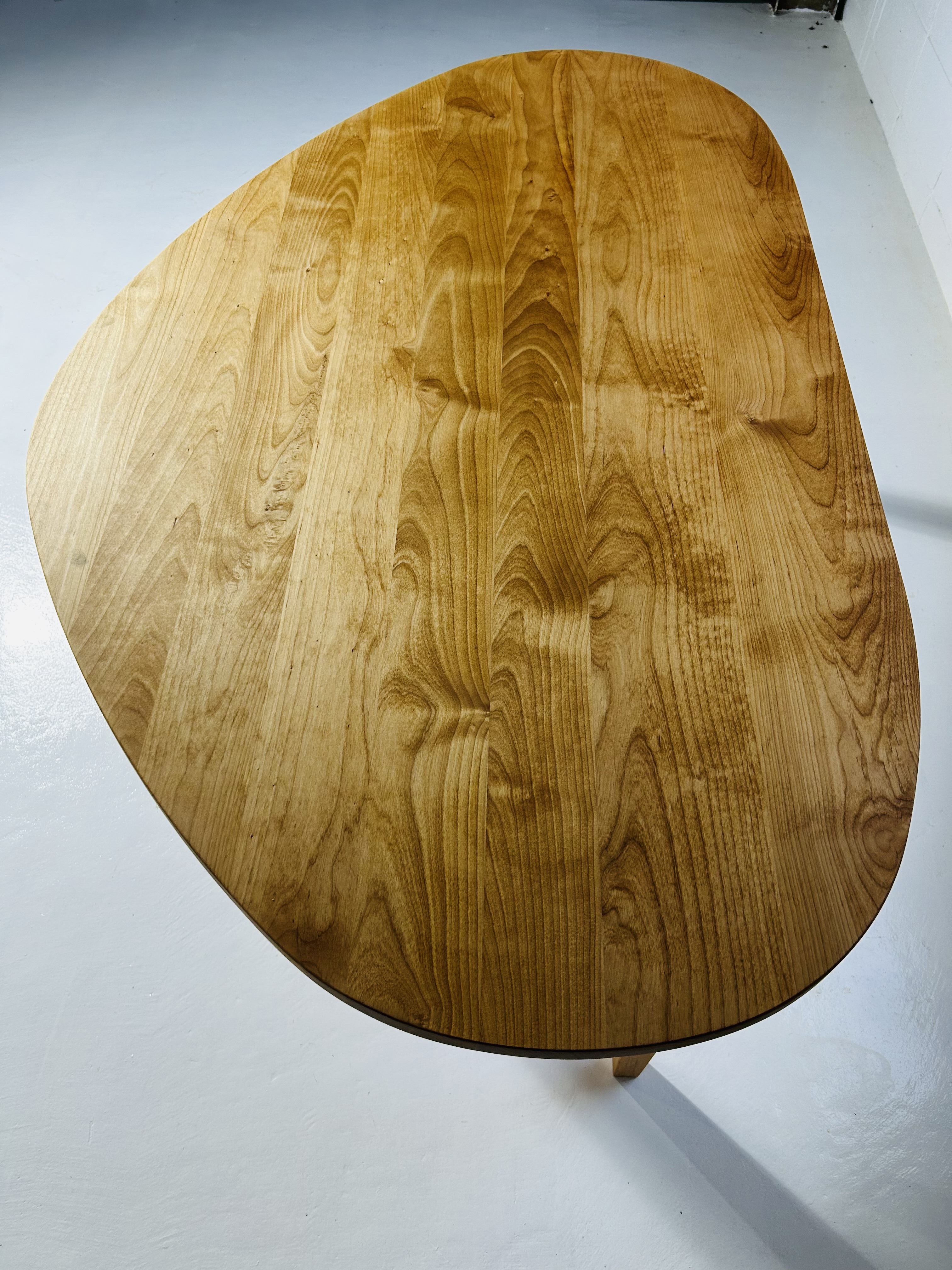 ３本脚の変形テーブル