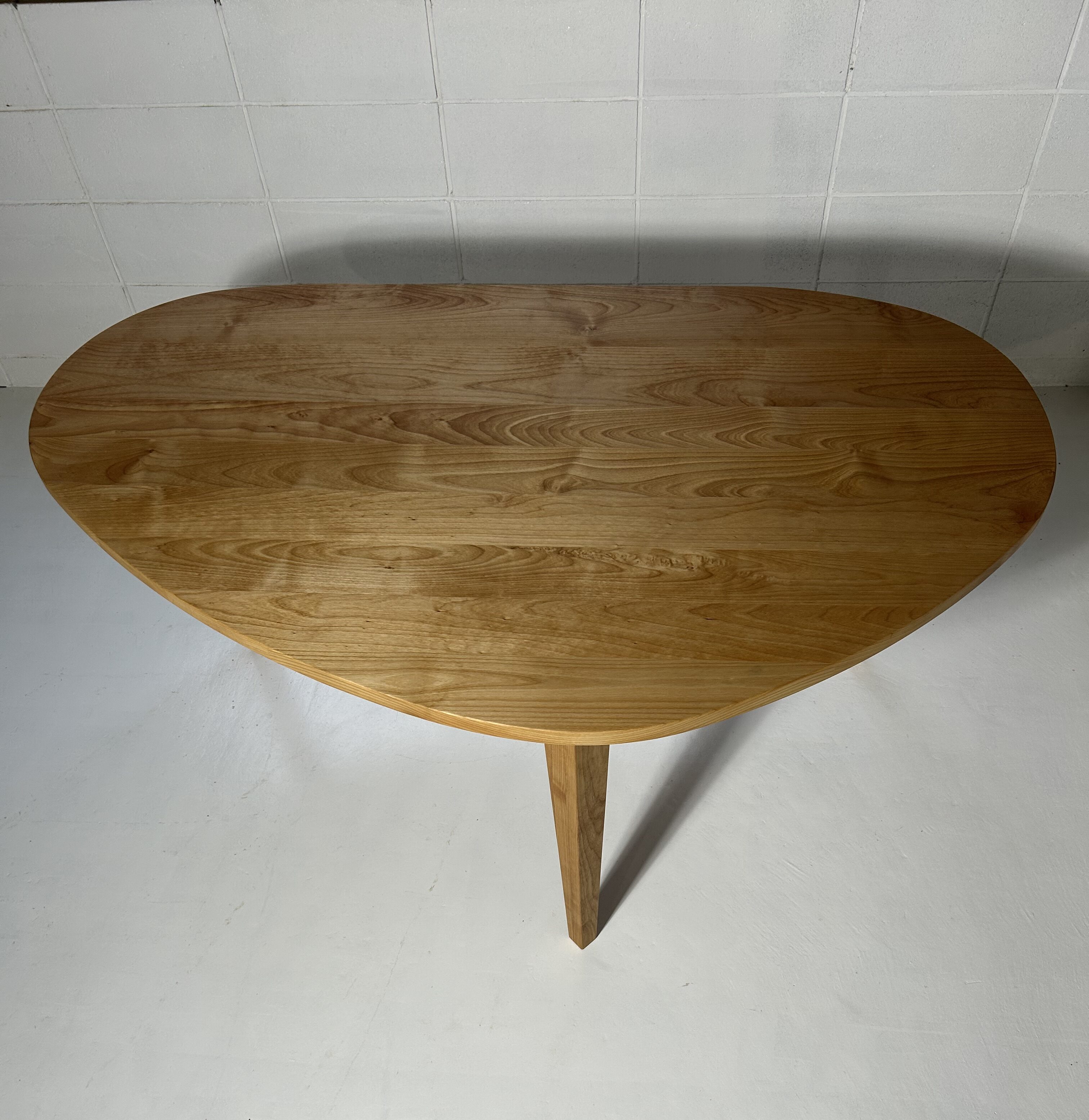 ３本脚の変形テーブル