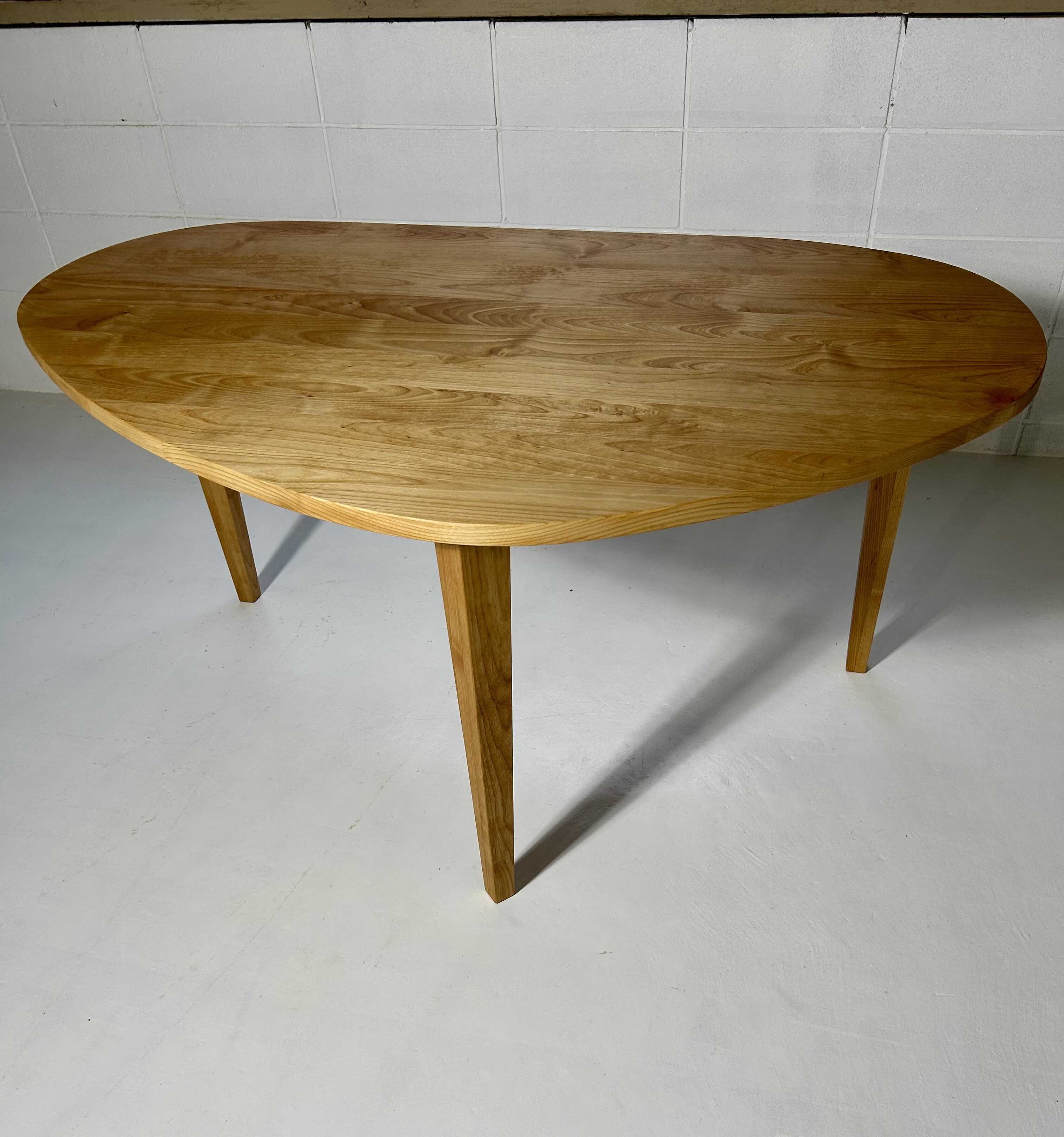 ３本脚の変形テーブル