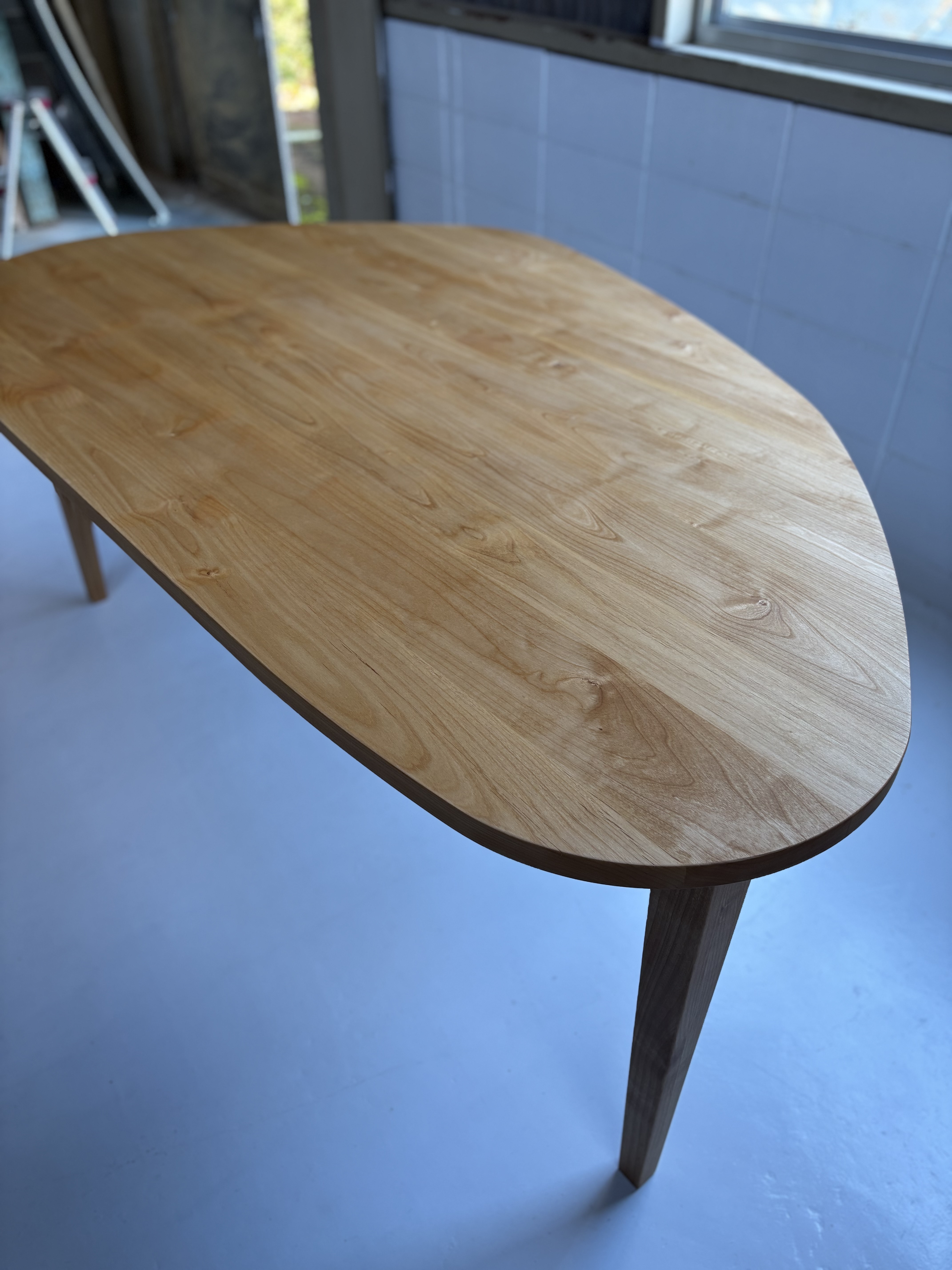 光の色を映し、表情を変える。アルダーの変形テーブル