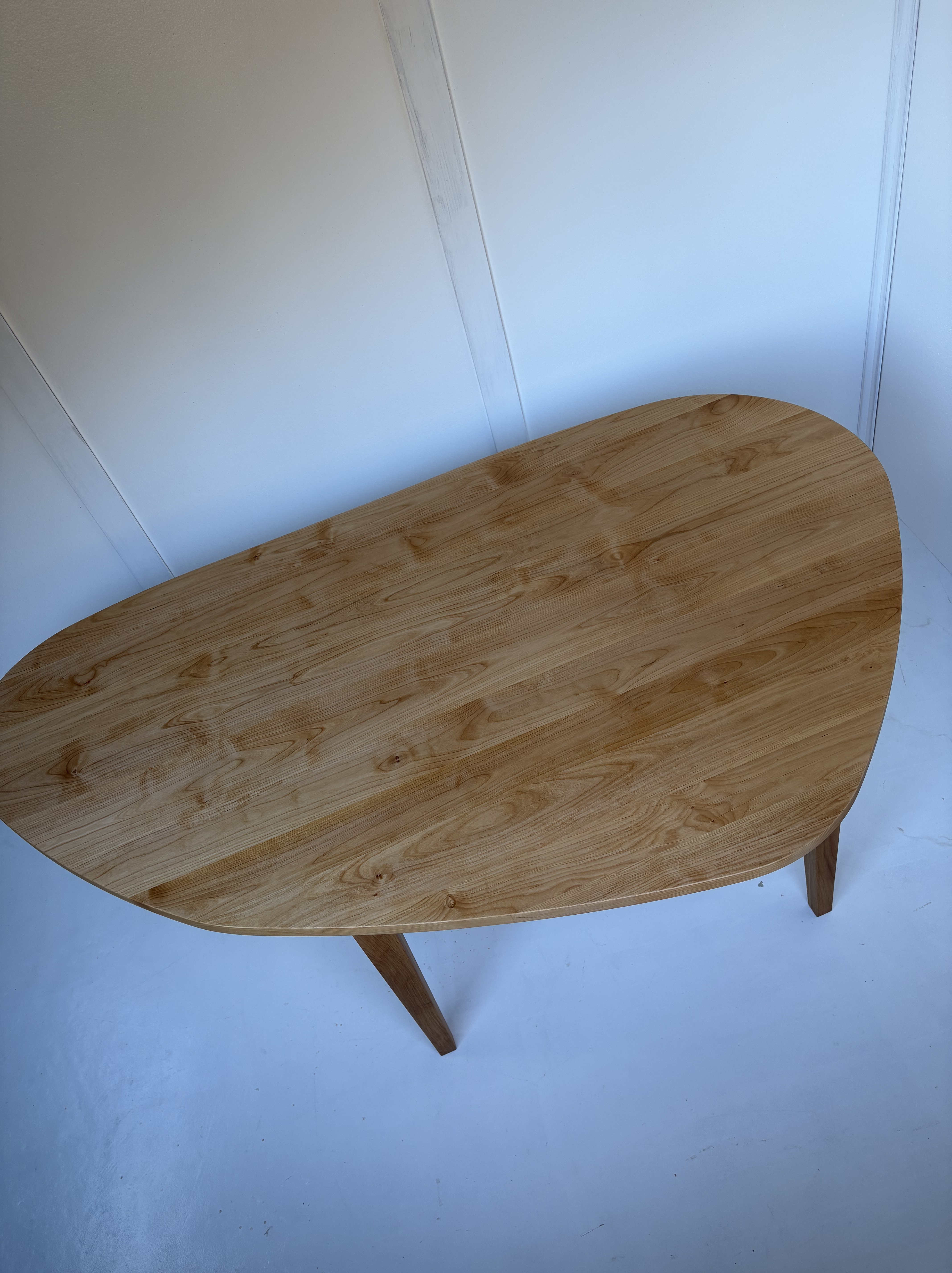 光の色を映し、表情を変える。アルダーの変形テーブル